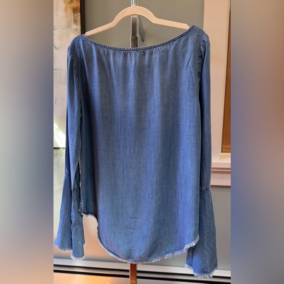 Anthropologie Cloth & Stone  Bell sleeve  Blouse Size Large  soft Tencel denim - Picture 2 of 8